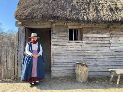 Malka Benjamin, caracterizada como una peregrina, en el poblado inglés del Plymouth Patuxet Museum, el martes.
