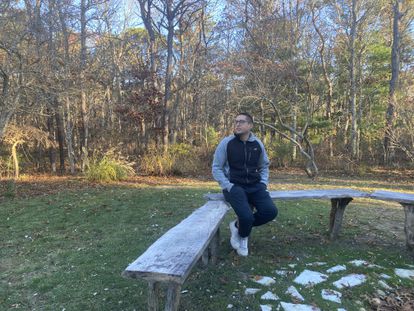Steven Peters, en el jardín de su casa de Mashpee, el pasado martes.