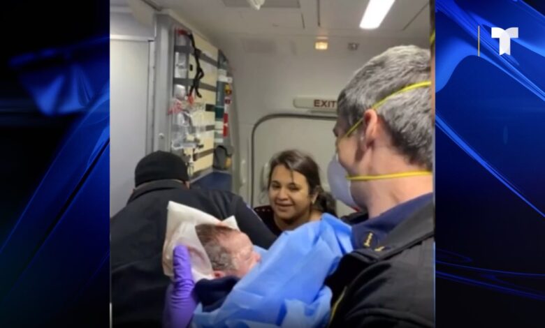 En pleno vuelo mujer empieza a dar a luz y así acaba todo