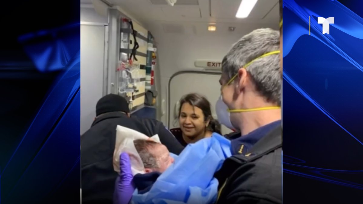 En pleno vuelo mujer empieza a dar a luz y así acaba todo