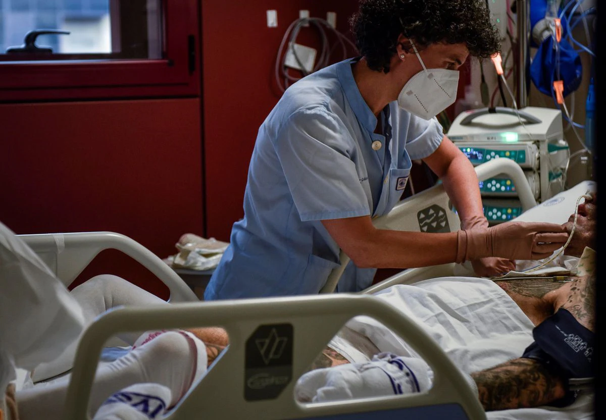 El País Vasco pide a sus hospitales que aumenten las camas UCI disponibles en previsión de más ingresos por covid