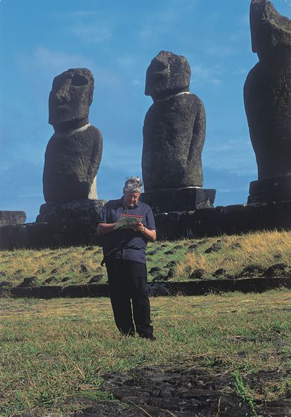Hugo Pratt en la isla de Pascua, en una imagen del libro 'Una cita pendiente. Viaje por los Mares del Sur'.