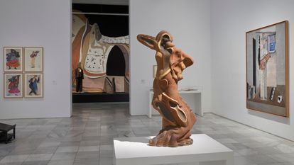 Museo Nacional Centro de Arte Reina Sofía. Septiembre 2021. Colección: Episodio IV: los territorios de la vanguardia: ciudad, exposiciones y revistas. Vista de la sala 205-11. En primer término, escultura de Alberto, a la derecha, óleo de Dalí. Al fondo vista de La Romería de los cornudos, de Alberto. Archivo fotográfico del Museo Reina Sofía