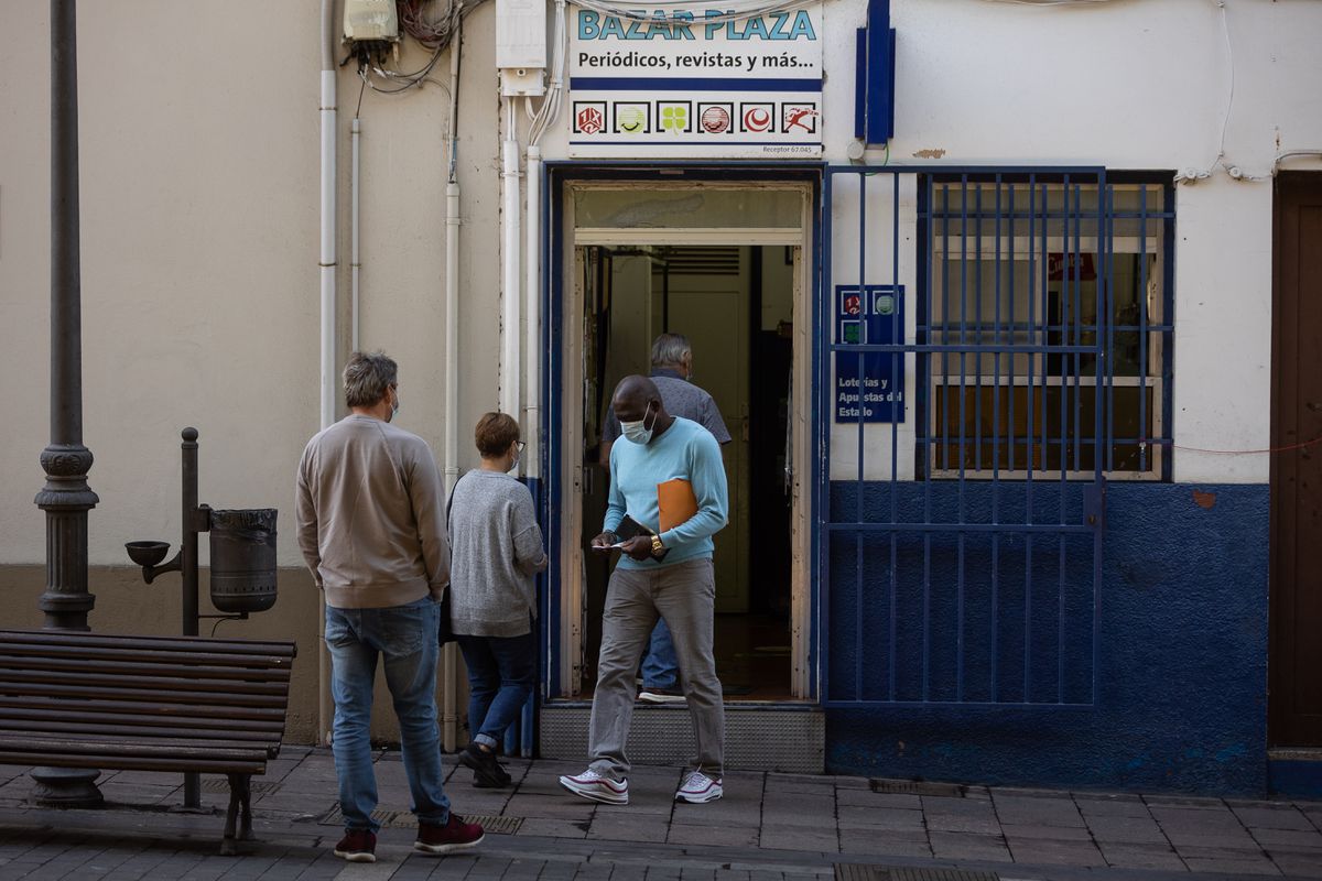 La compra de Lotería de Navidad se dispara en La Palma por el volcán: “Nos toca tener algo de suerte, ¿no?”