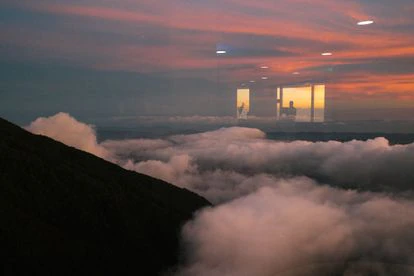 Un DJ mezcla en el bar Mirador del Hotel Humboldt.