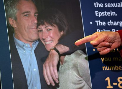Presentación de cargos contra Maxwell, el 2 de julio de 2020 en Nueva York. En la imagen, la heredera aparece con Jeffrey Epstein.