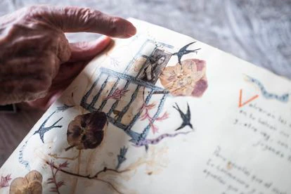 Una página del álbum con poemas y 'collage' que Rafael Alberti creó y regaló a Victoria Amado.