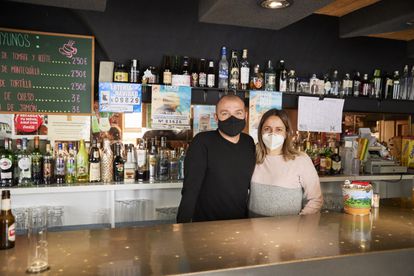 Teodulio Fernández, de 45 años, y su mujer son los dueños del bar El Cruce, en el pueblo de La Magdalena, uno de los que atraviesa el Camino Olvidado a su paso por León. A medio día el local está lleno de parroquianos tomando un pincho y un café. La pareja regenta también el albergue local de peregrinos. “La zona está muy muerta. Se nota el goteo de peregrinos, vienen encantados de la montaña. Veremos estos años”, afirma.