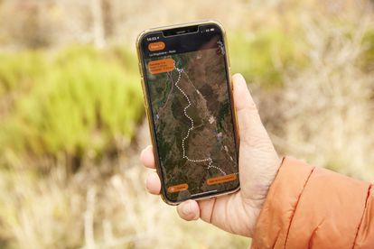 José Antonio Cuñarro muestra la 'app' del Camino Olvidado a Santiago.