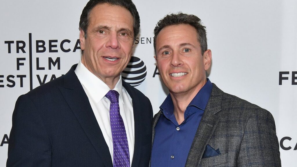 CNN suspende a Chris Cuomo “indefinidamente” después de que transcripciones mostraran su papel como asesor de su hermano