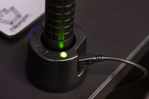 magtac led recargable en estación de carga