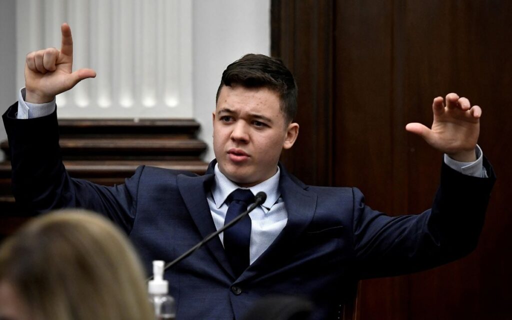 Absuelven a joven que mató a 2 en protesta antirracismo en EU