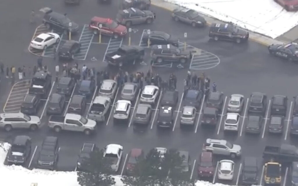 Al menos 3 muertos y 6 heridos en tiroteo en Oxford High School en Michigan