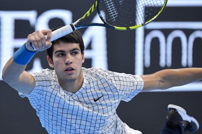Alcaraz devuelve la pelota durante el partido contra Báez, este viernes en Milán.