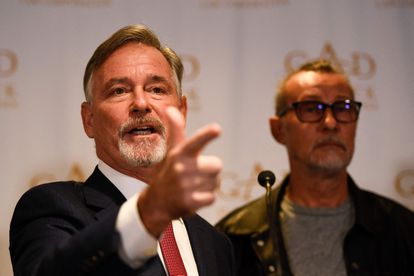 El abogado Gary Dordick y su cliente, Serge Svetnoy, ofrecen una conferencia de prensa este miércoles en Los Ángeles.