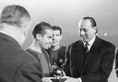 Luis Suárez recibe el Balón de Oro en 1960.