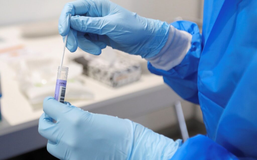 Algunos pasajeros provenientes de Sudáfrica podrían tener Omicron: Países Bajos