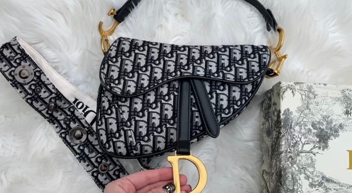 Amazon demanda a personas influyentes en línea involucradas en un esquema de falsificación