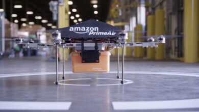 Amazon patenta un dron que ofrece una carga para encender vehículos eléctricos sobre la marcha