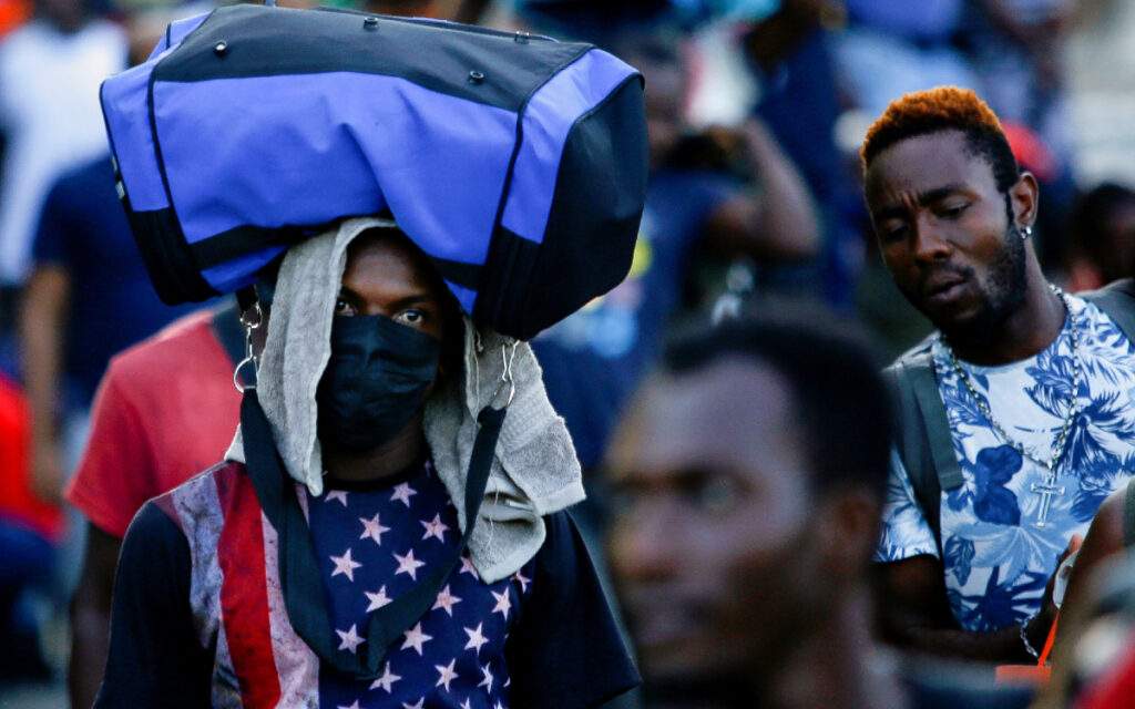 Ante falta de ayuda, migrantes se movilizan hacia el norte; 'necesitamos trabajar', dicen