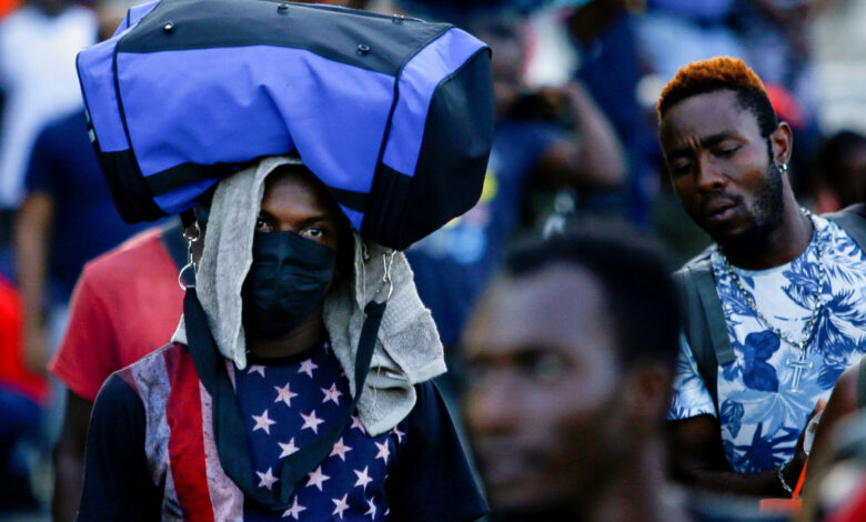 Ante falta de ayuda, migrantes se movilizan hacia el norte; 'necesitamos trabajar', dicen