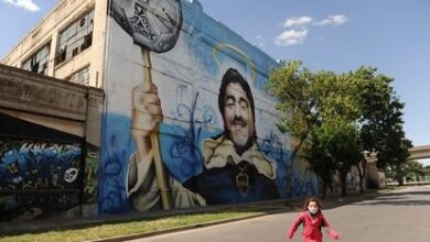 Uno de los murales sobre Maradona con el escudo y colores de Boca Juniors.