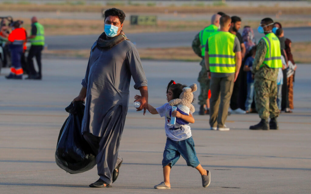 Aseguran talibanes que respetarán derecho de las niñas a la educación, pero con hiyab