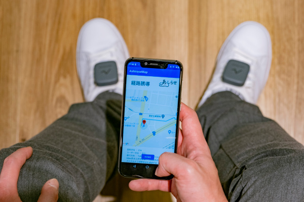 Ashirase, una incubadora de Honda, revela un sistema avanzado de asistencia para caminar para personas con discapacidad visual