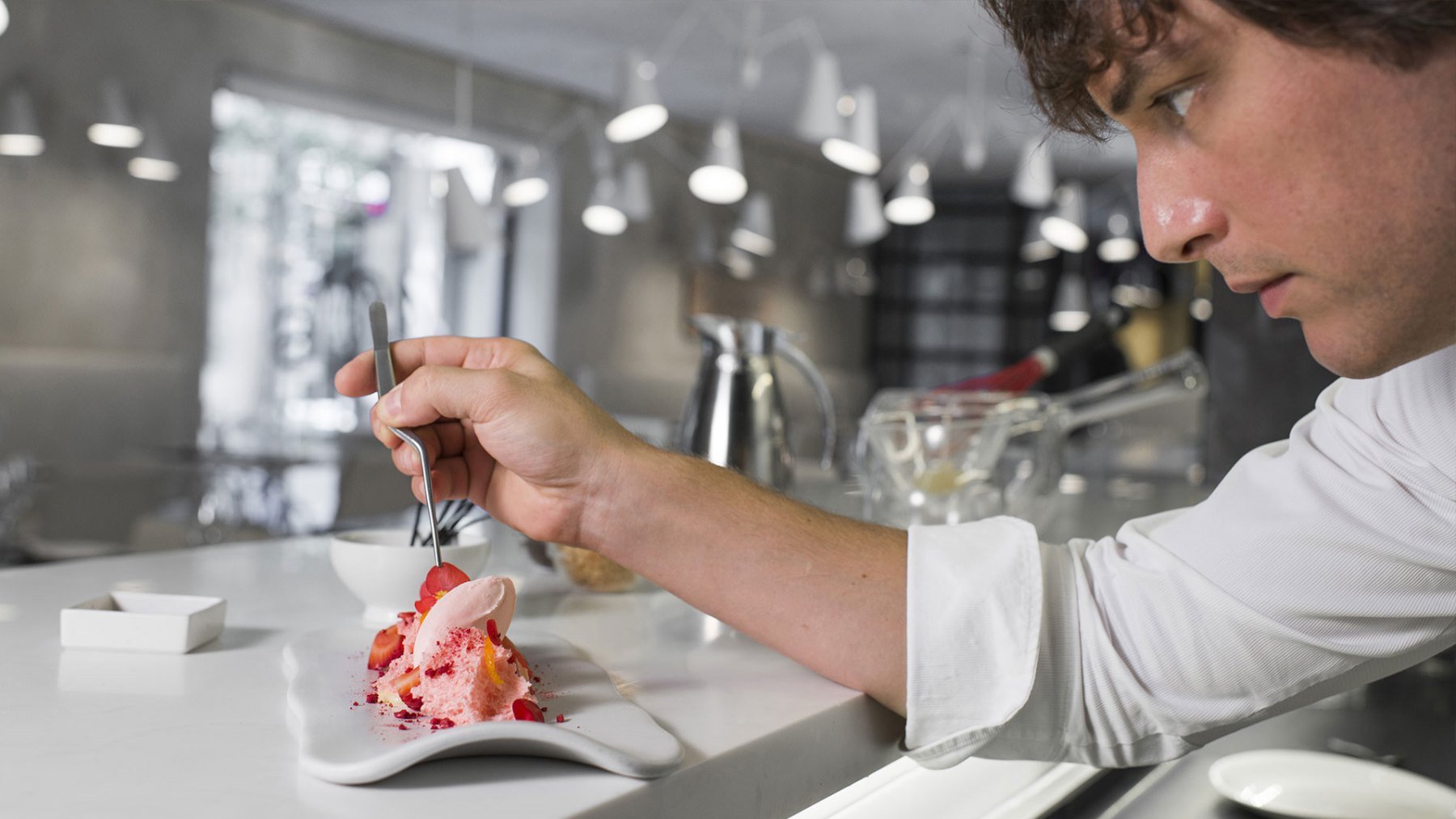 Así es el restaurante de Jordi Cruz con platos desde 3 euros