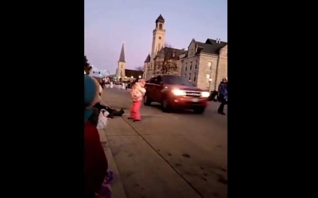 Atropellamiento masivo en desfile navideño: un muerto y 20 heridos | Videos