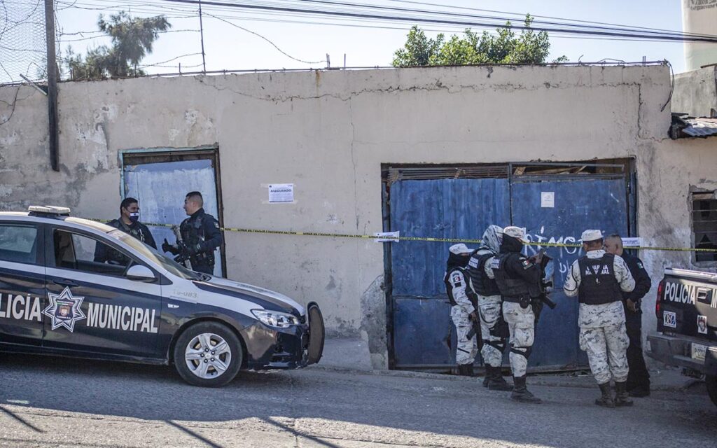 Baja California: Detienen a tres personas que sacaban restos humanos de una casa en Tijuana