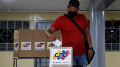 Baja afluencia de venezolanos en comicios regionales, comienza cierre de mesas