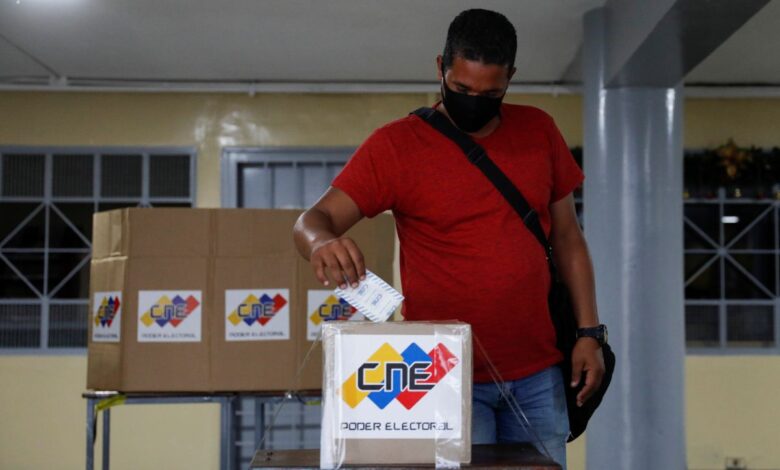 Baja afluencia de venezolanos en comicios regionales, comienza cierre de mesas