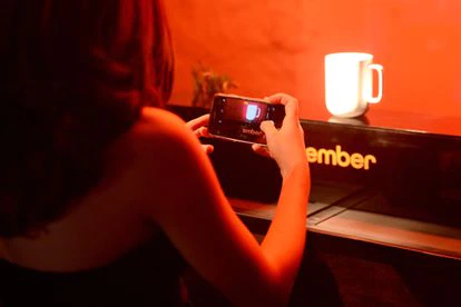 La taza Ember, que permite controlar la temperatura de las bebidas en su interior