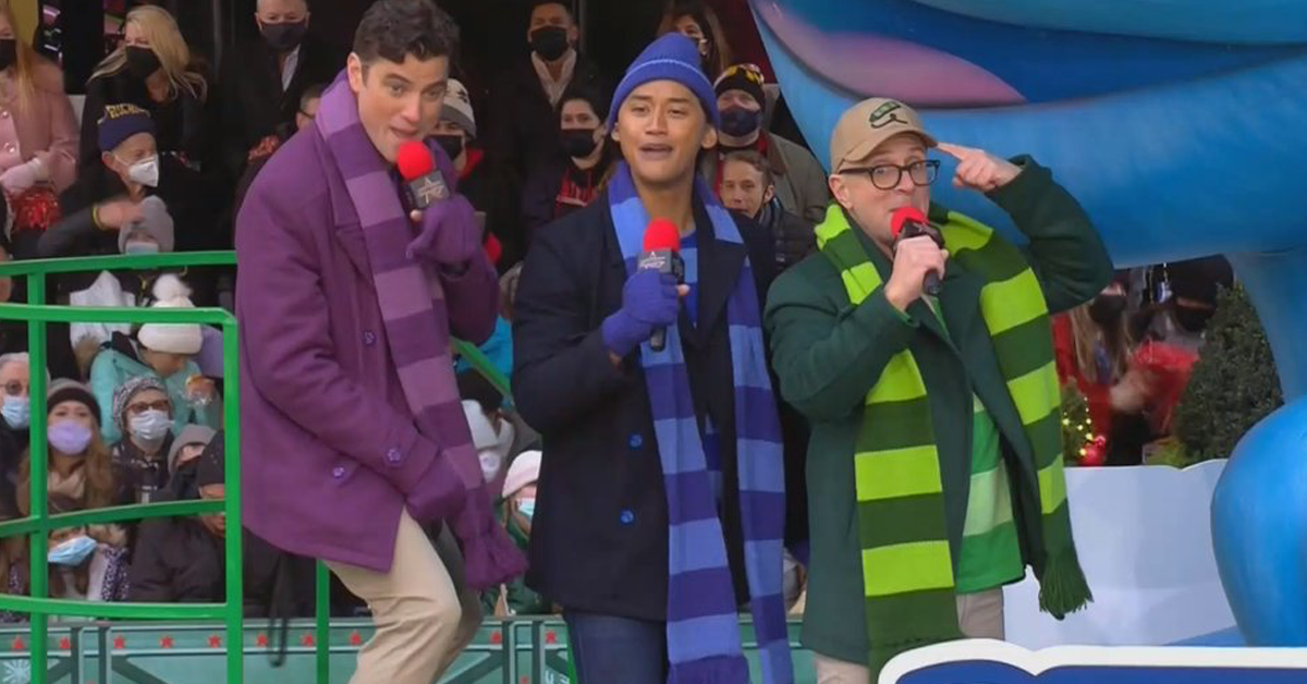 Blue’s Clues reúne a los anfitriones para una canción emocional en el desfile del Día de Acción de Gracias de Macy’s