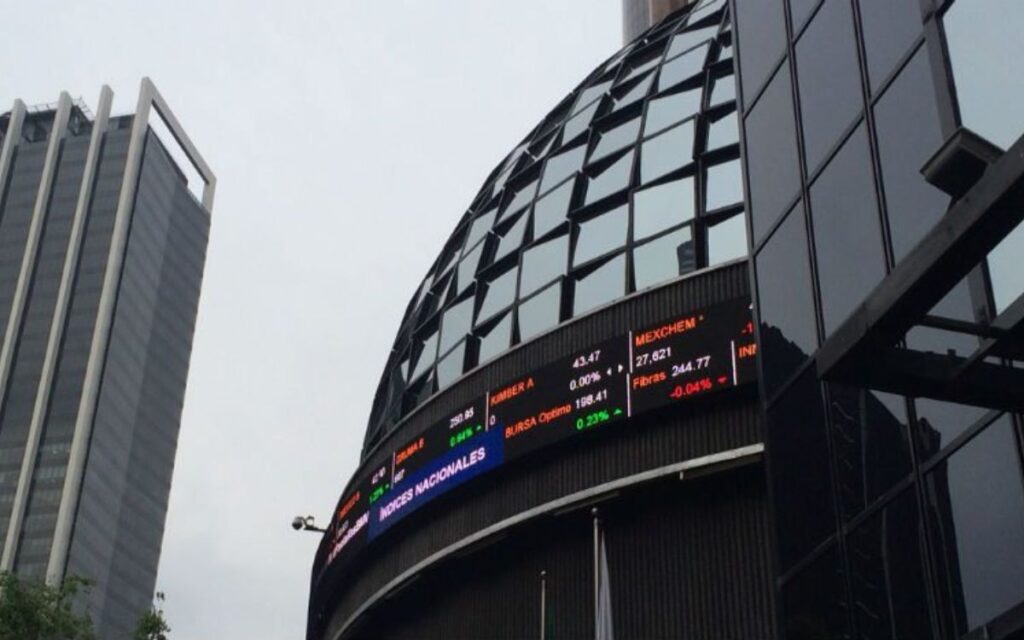 Bolsa mexicana cae por preocupaciones por la variante Ómicron; perfila tercera baja mensual
