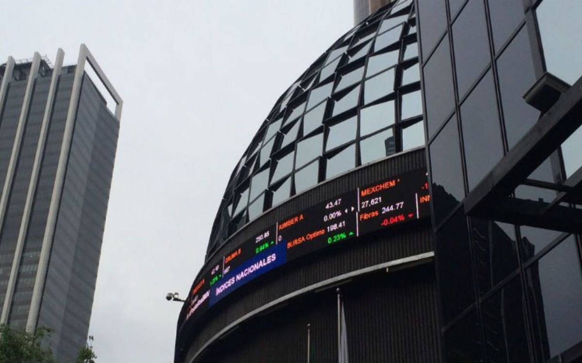 Bolsa mexicana cae por preocupaciones por la variante Ómicron; perfila tercera baja mensual