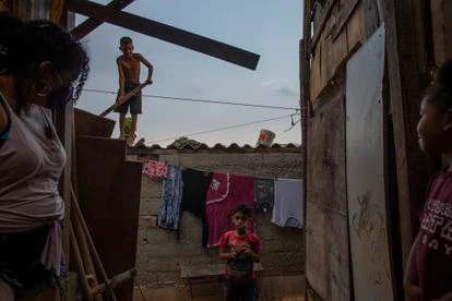 Una familia en la ocupación 'Esperança' en Osasco, Brasil.