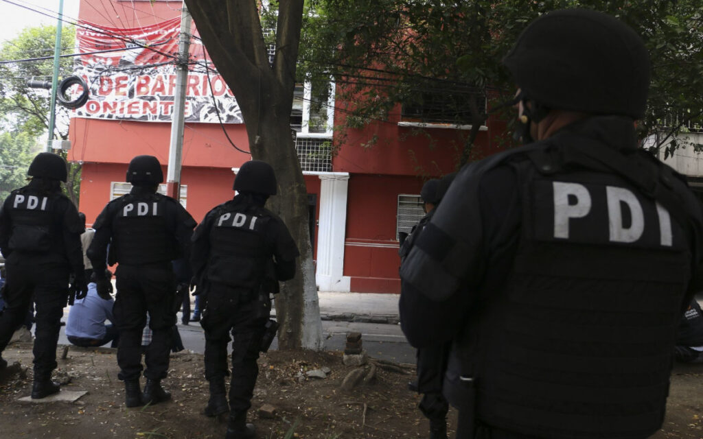 Caen tres policías por riña en bar... reportan a niño lesionado por disparo