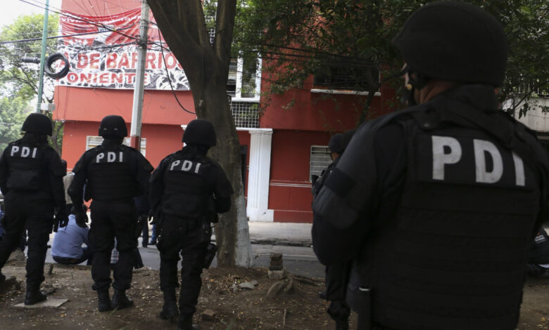 Caen tres policías por riña en bar... reportan a niño lesionado por disparo
