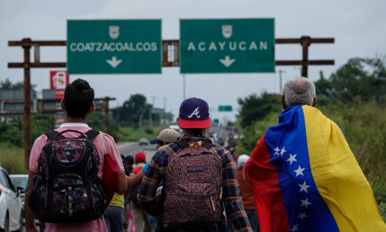 Caravana migrante hace parada en Acayucan, Veracruz | Fotos