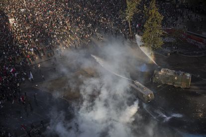 La policía dirige cañones de agua a los manifestantes durante una protesta en Santiago el 1 de noviembre de 2019.