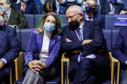 Juan Roig charla con la ministra Raquel Sánchez.