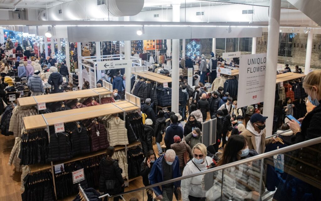 Compras 'online' bajan durante Black Friday en EU; algunos regresan a tiendas