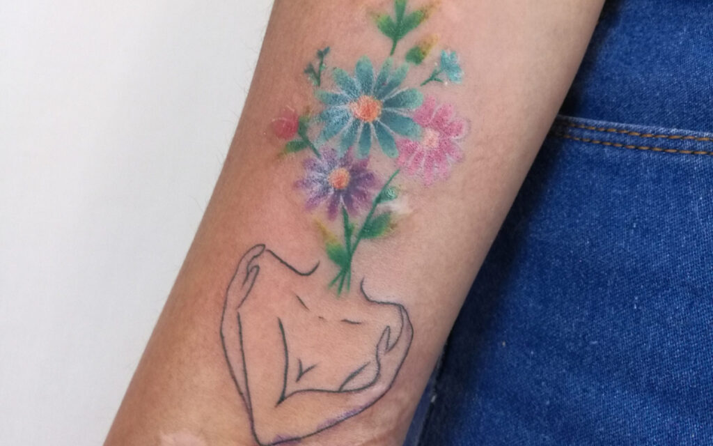 Con tatuajes y terapia, mujeres atacadas con ácido resignifican sus cicatrices
