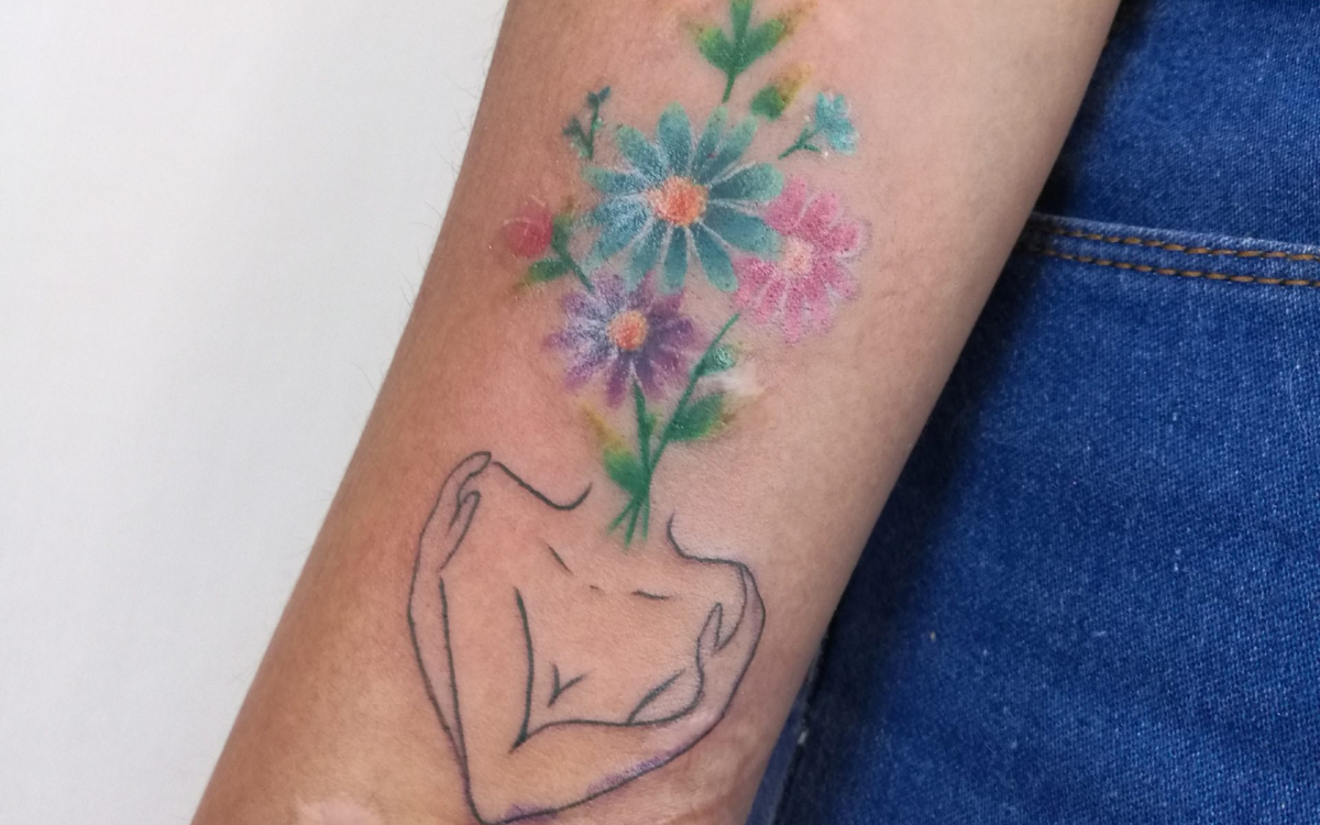 Con tatuajes y terapia, mujeres atacadas con ácido resignifican sus cicatrices