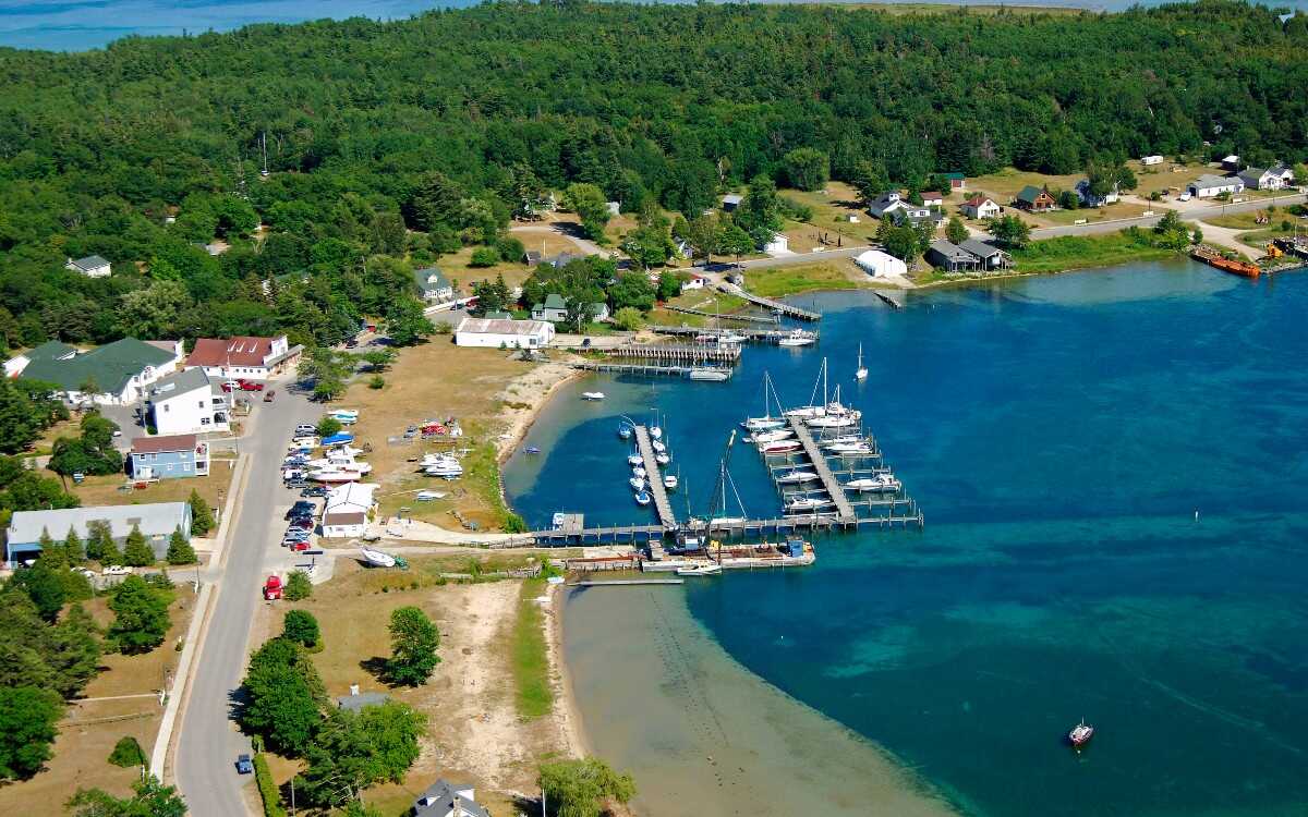 Cuatro muertos y una niña gravemente deja accidente de avión en Michigan, EU