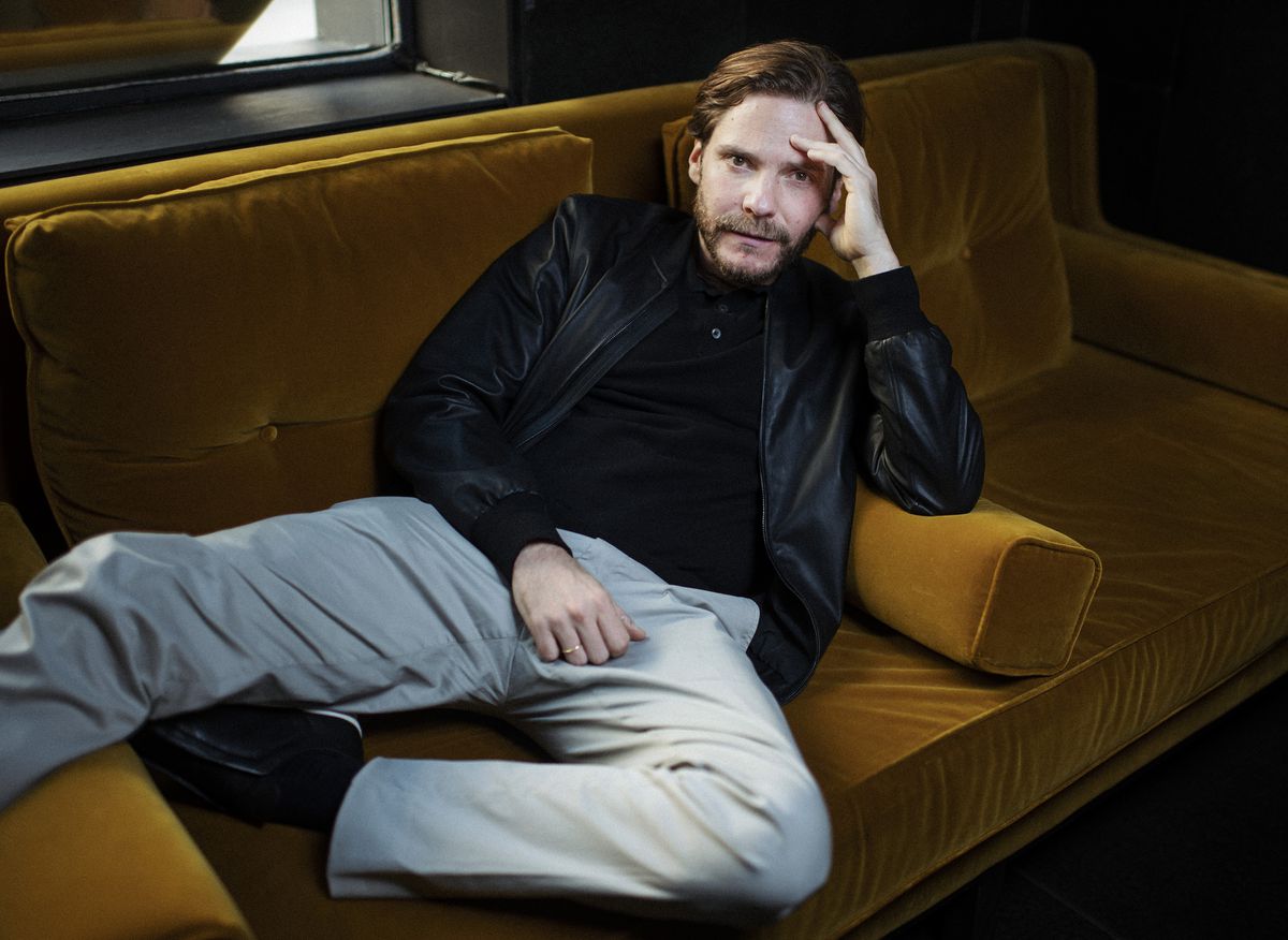 Daniel Brühl se parodia como el actor más ególatra del mundo