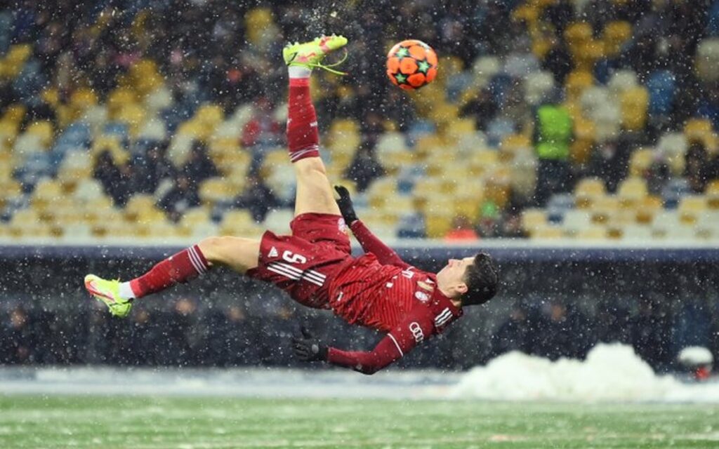 Derrite "Lewangol" la nieve ucraniana con espectacular chilena | Video