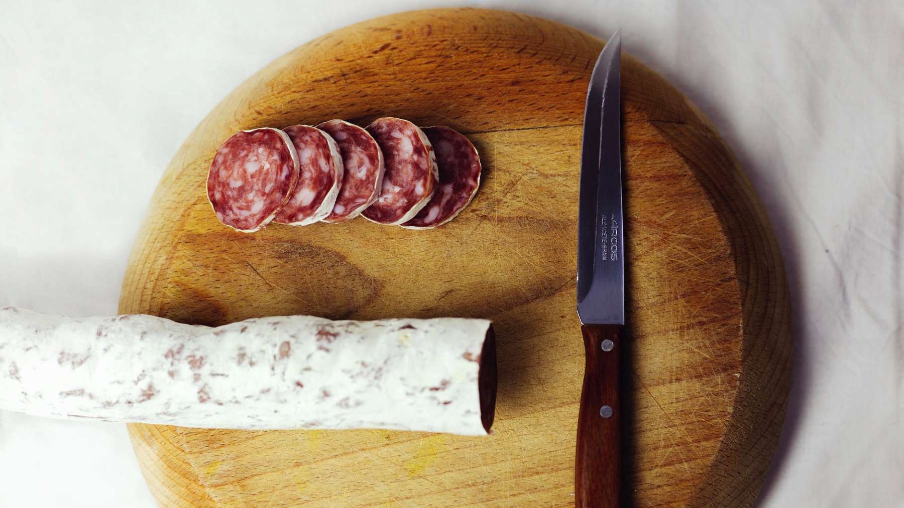 Descubre qué es lo blanco de la piel del fuet y cómo se crea